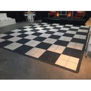 Dansvloer 7 bij 7 meter zwart/wit geblokt (gelegd)